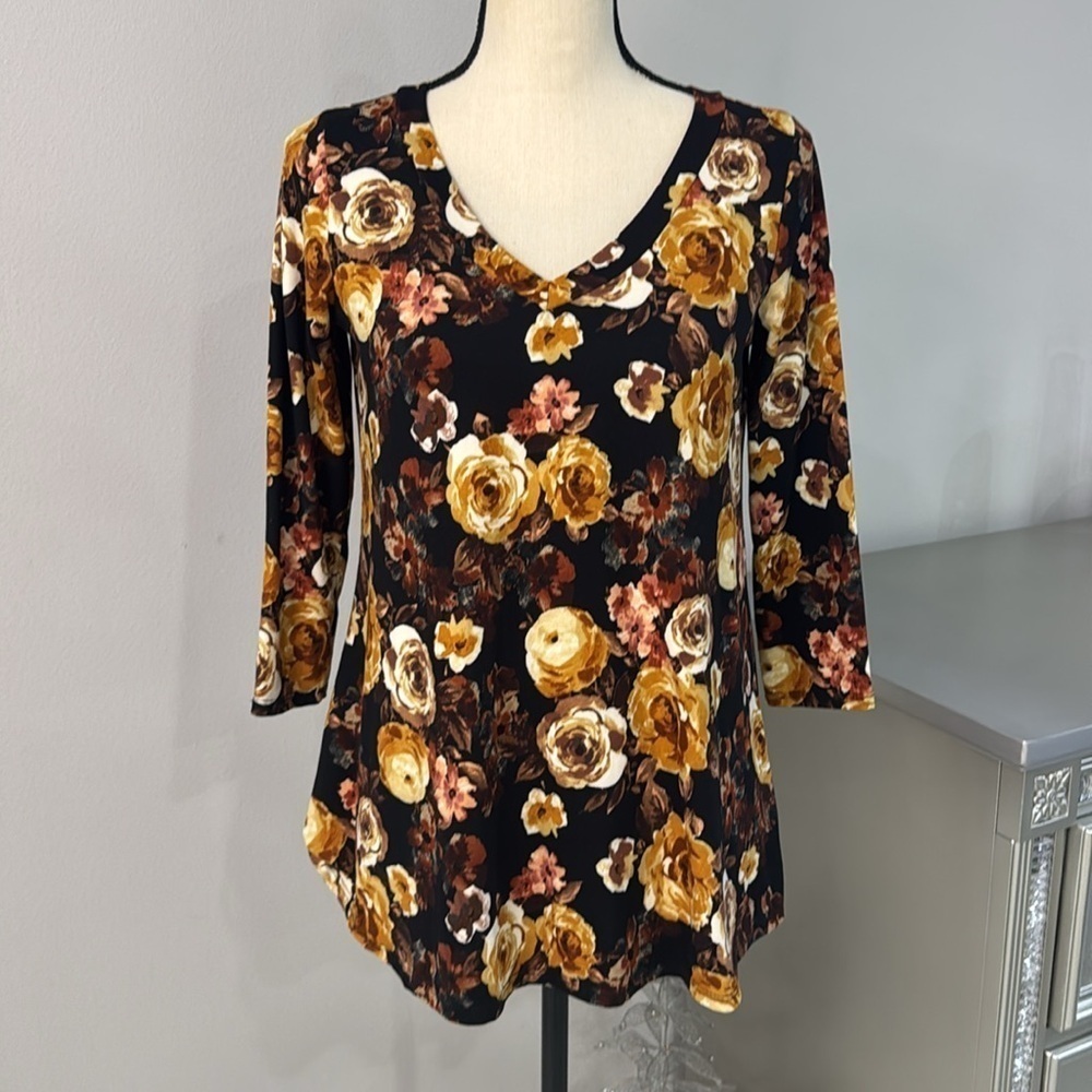 Andree by Unit Black Floral Print V-Neck Top.  Sz Small